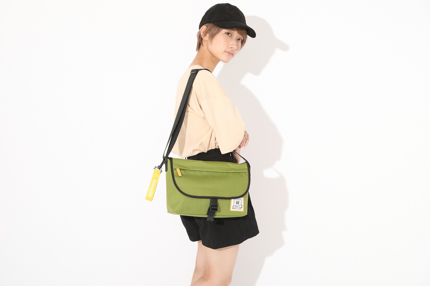 「蛙吹梅雨 モデル ショルダーバッグ」着用イメージ