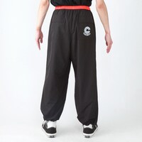 「ドラゴンボールZ テーパードパンツ」の着用例。