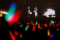 左からMCの小野坂昌也、仲村宗悟