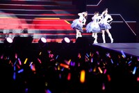 大橋彩香、福原綾香、原紗友里による「できたてEvo!Revo!Generation!」。