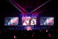 藍原ことみ、高野麻美による「クレイジークレイジー」。