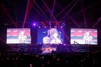 藍原ことみ、高野麻美による「クレイジークレイジー」。