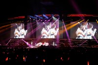 中村繪里子、渡部優衣、渡部恵子、浜崎奈々、村川梨衣による「HOME, SWEET FRIENDSHIP」。