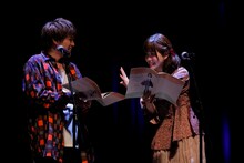 朗読劇の様子。左から内田雄馬、石見舞菜香。