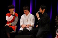 左から櫻井孝宏、興津和幸、中村悠一。櫻井と中村の間に興津が挟まれた様子は、作中の“マブダチトリオ”さながら。