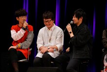 左から櫻井孝宏、興津和幸、中村悠一。櫻井と中村の間に興津が挟まれた様子は、作中の“マブダチトリオ”さながら。