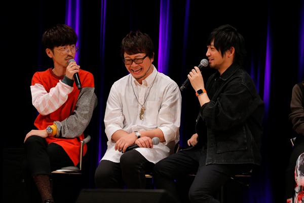 左から櫻井孝宏、興津和幸、中村悠一。櫻井と中村の間に興津が挟まれた様子は、作中の“マブダチトリオ”さながら。