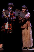 朗読劇の様子。左から内田雄馬、石見舞菜香。