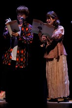 朗読劇の様子。左から内田雄馬、石見舞菜香。