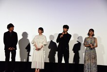 映画「空の青さを知る人よ」舞台挨拶の様子。左から長井龍雪監督、吉岡里帆、吉沢亮、若山詩音。