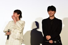 左から吉岡里帆、吉沢亮。