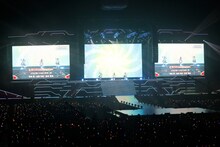 関根瞳、近藤玲奈、峯田茉優による「ヒカリのdestination」。