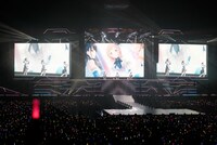 関根瞳、近藤玲奈、峯田茉優による「ヒカリのdestination」。