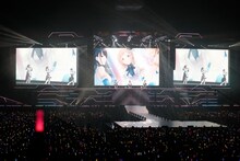 関根瞳、近藤玲奈、峯田茉優による「ヒカリのdestination」。