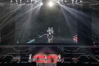 関根瞳、近藤玲奈、峯田茉優による「ヒカリのdestination」。