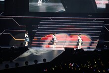 関根瞳、近藤玲奈、峯田茉優による「ヒカリのdestination」。