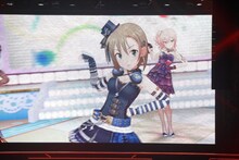 青木瑠璃子、高森奈津美による「OωOver!!」。