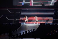 青木瑠璃子、高森奈津美による「OωOver!!」。