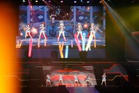 黒木ほの香、前川涼子、芝崎典子による「咲くは浮世の君花火」。