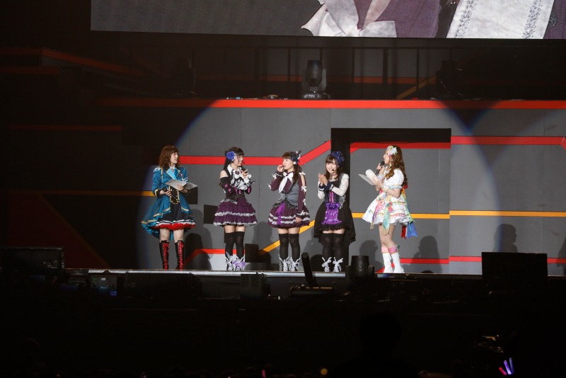 Guilty Kissを迎えた転換中のMCの様子。