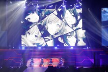 礒部花凜、菅沼千紗、八巻アンナ、成海瑠奈、結名美月による「バベルシティ・グレイス」。