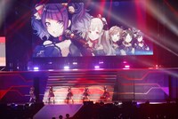 礒部花凜、菅沼千紗、八巻アンナ、成海瑠奈、結名美月による「バベルシティ・グレイス」。