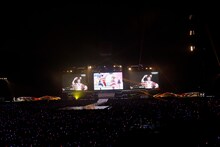 青木瑠璃子、高森奈津美による「OωOver!!」。