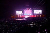 礒部花凜、菅沼千紗、八巻アンナ、成海瑠奈、結名美月による「バベルシティ・グレイス」。