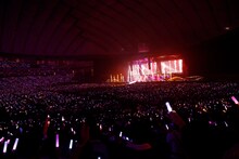 礒部花凜、菅沼千紗、八巻アンナ、成海瑠奈、結名美月による「バベルシティ・グレイス」。