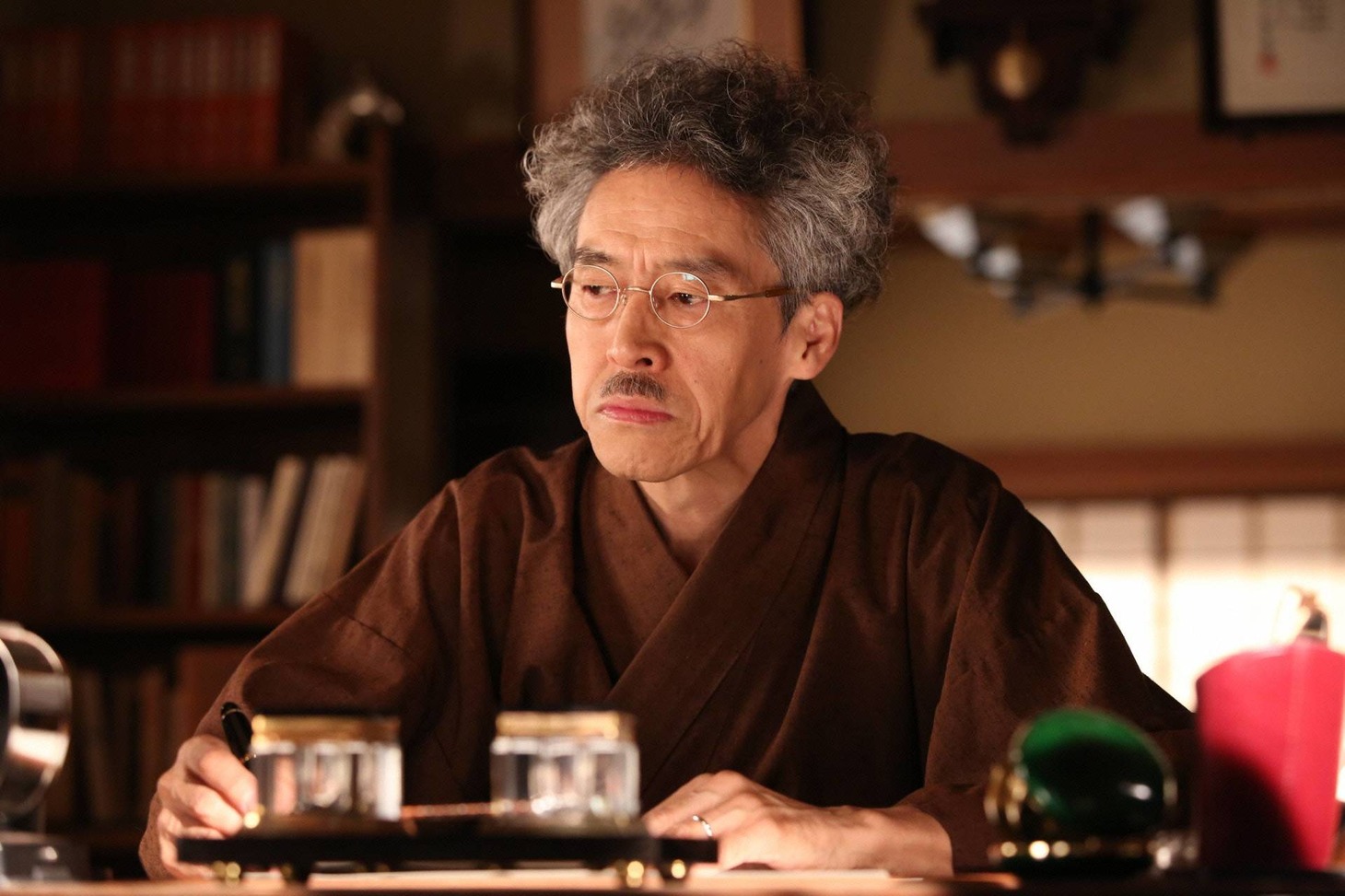 浅野和之演じる伊佐坂難物。