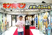 「キン肉マン 友情の40周年展」入場ゲート前に立つ、嶋田隆司(ゆでたまご)と上坂すみれ。