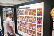 トークショーを前に、「キン肉マン 友情の40周年展」の会場を見て回る嶋田隆司。
