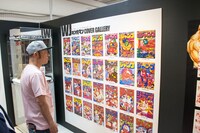 トークショーを前に、「キン肉マン 友情の40周年展」の会場を見て回る嶋田隆司。