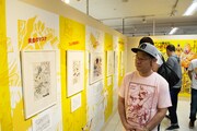 トークショーを前に、「キン肉マン 友情の40周年展」の会場を見て回る嶋田隆司。