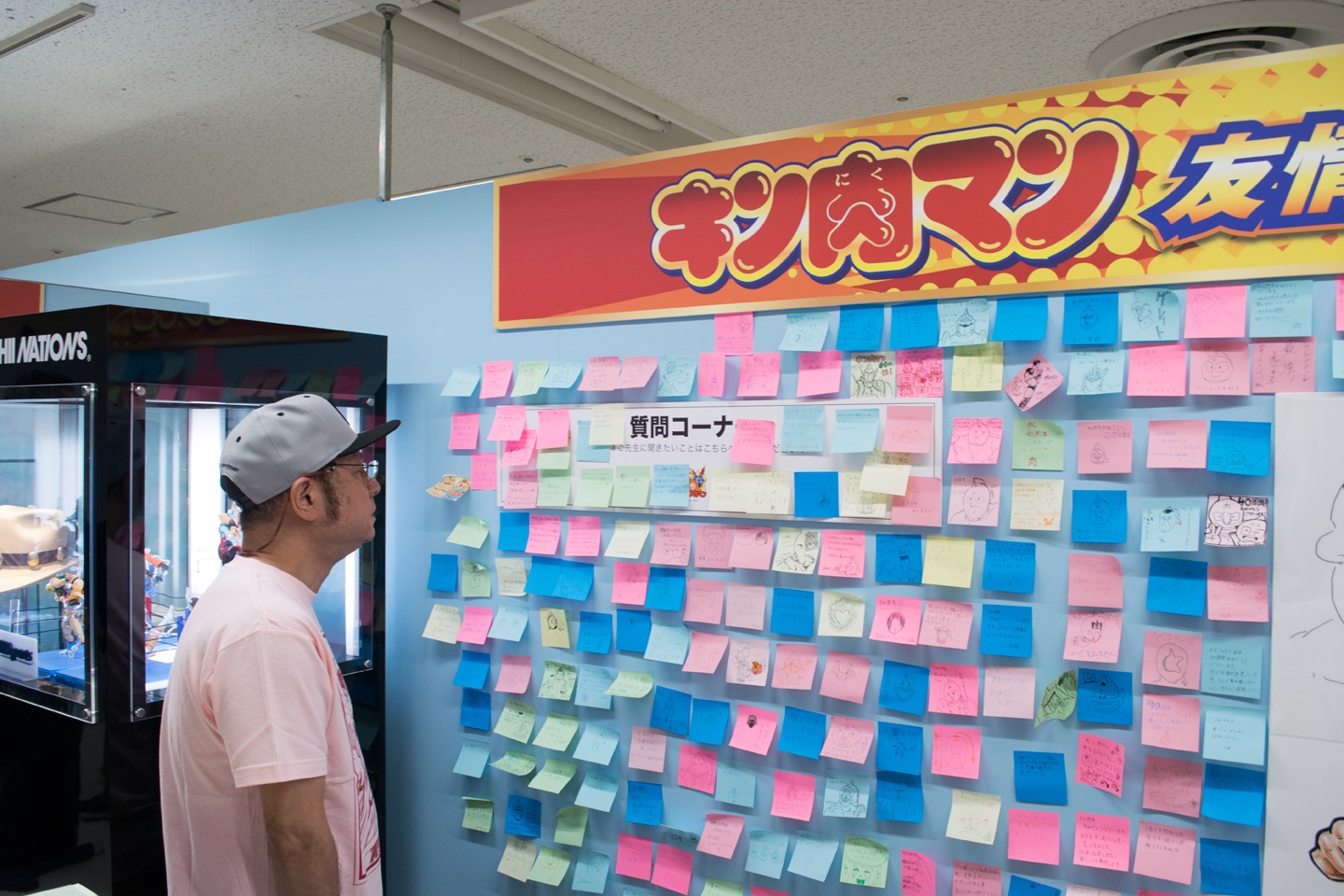 トークショーを前に、「キン肉マン 友情の40周年展」の会場を見て回る嶋田隆司。