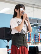 ウォーズマン対ポーラマンのTシャツを着用した上坂すみれ。