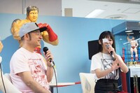 左から嶋田隆司、上坂すみれ。