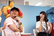 左から嶋田隆司、上坂すみれ。