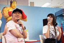 左から嶋田隆司、上坂すみれ。