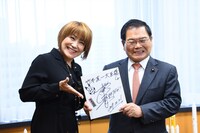 松本からは竹本大臣に、サイン色紙のプレゼントが。