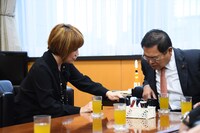 竹本大臣にライブ写真を見せる松本。