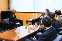 談笑する松本と竹本大臣。