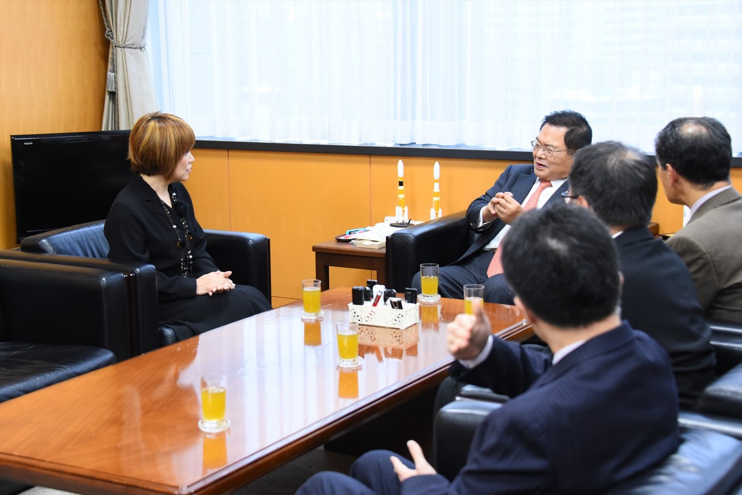 談笑する松本と竹本大臣。