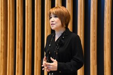 囲み取材に応じる松本梨香。