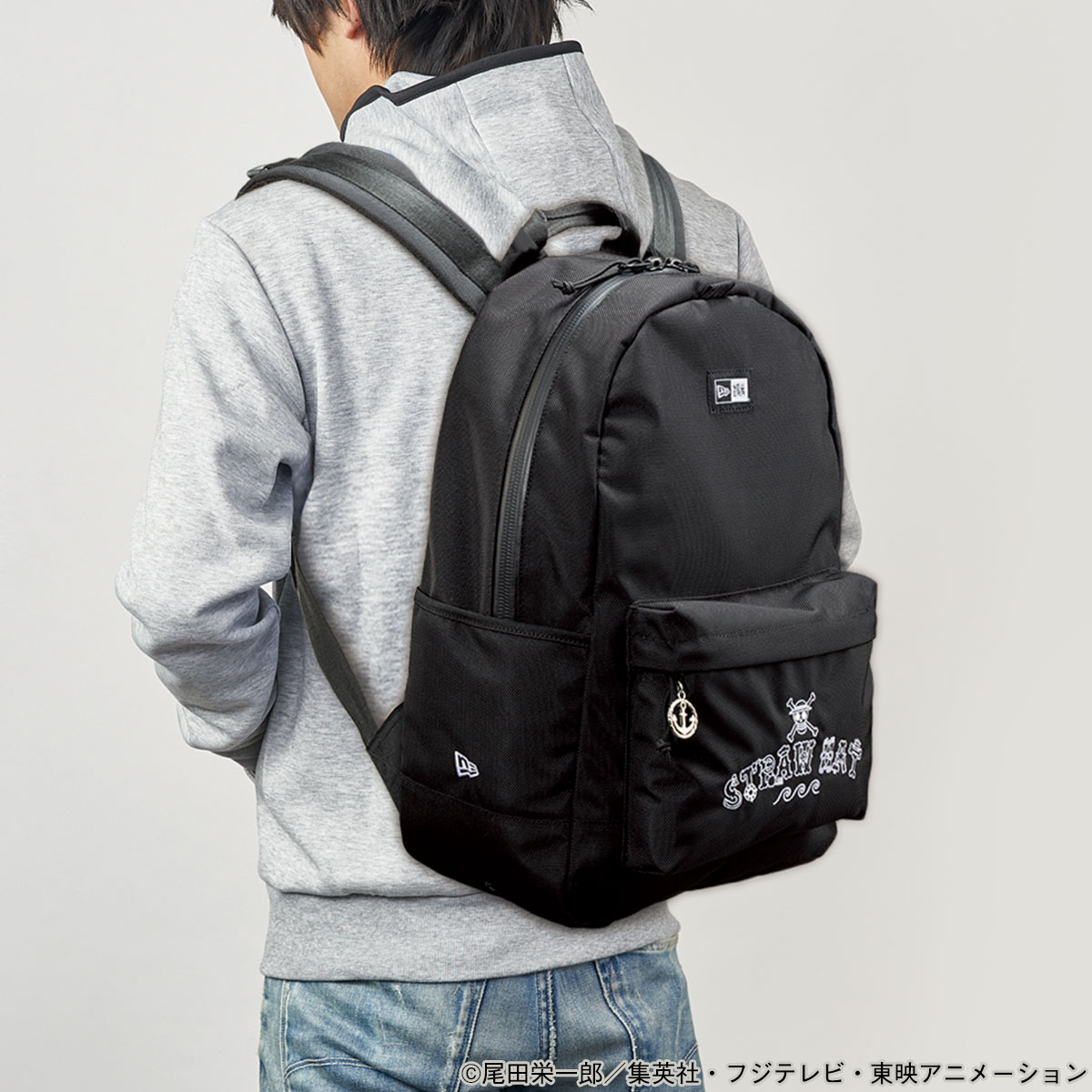 「NEW ERA×ONE PIECE オフィシャルコラボリュック」の使用イメージ。