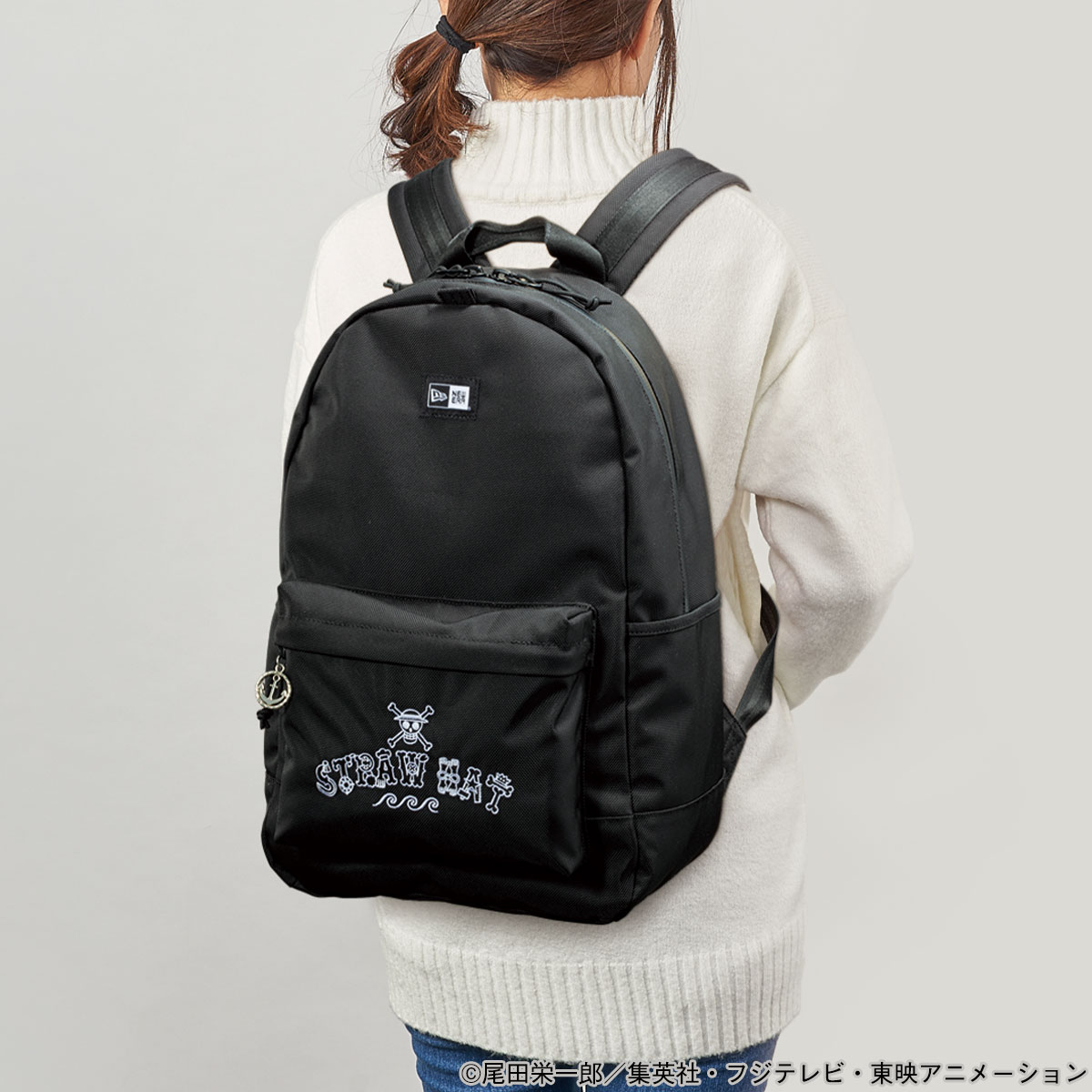 「NEW ERA×ONE PIECE オフィシャルコラボリュック」の使用イメージ。