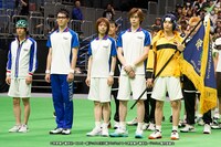 優勝旗を受け取った白組チーム。