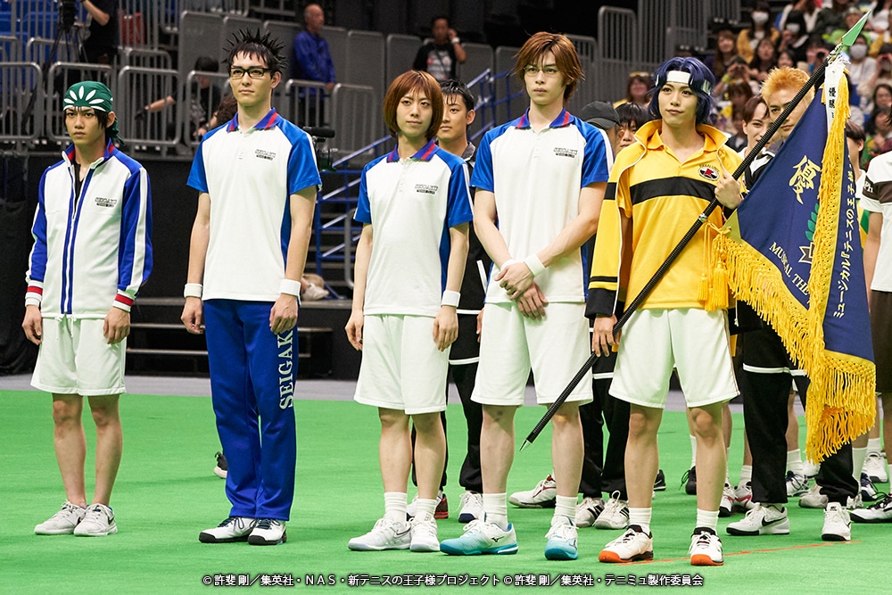 優勝旗を受け取った白組チーム。