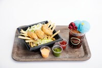 「FATBURGER」ゾロのチキン三刀流セット（左）、フランキーのスゥーパーMAGNETエネルギーコーラ（右）。