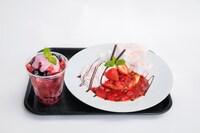 「SHIBUYAPARLOR」ロビンのミックスベリーシエンフルールジュース（左）、チョッパーの奇跡の桜パンケーキ（右）。